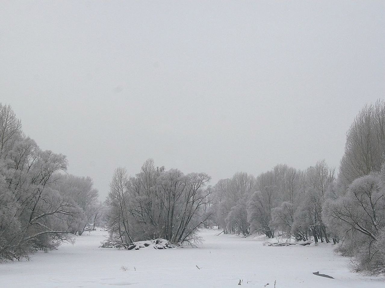 Plateau aperto con picchi lontani innevati